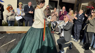 Bei soviel Entschlossenheit kann sich der Ketscher Bürgermeister nur ergeben. Der Rathausschlüssel geht an Jennifer II.
