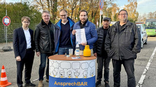 Der CDU-Landtagsabgeordnete Andreas Sturm (Mitte) diskutiert an seiner „Ansprechbar“ in Plankstadt das Problem der beliebten Verkehrseinrichtung des Bürgerbusses.