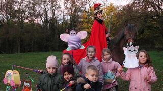 Keinerlei Berührhungsängste zeigen die Kinder in Hirschacker beim Laternenumzug mit dem Heiligen Martin.