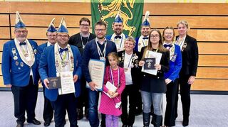 Einige Mitglieder des Hockenheimer Carnevalclubs Blau Weiss freuen sich über ihre Auszeichnung für langjährige karnevalistische Tätigkeiten.