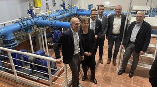 Timo Wangler (v. l.), Lisa Schlüter, Dr. Volker Proffen, Steffen Mann, Stefan Schork und Bodo Kleinevoß im Inneren des Wasserwerks.