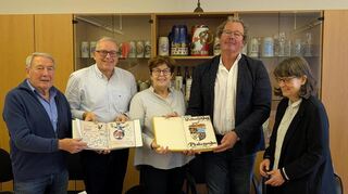 Vielfache Freude: Fritz Hochreither und Uwe Wöhlert vom Verkehrsverein mit Bürgermeisterin Monika Kabs, Joachim Barkow und der Leiterin des Stadtarchivs Christiane Pfanz-Sponagel bei der Übergabe der beiden Bücher.