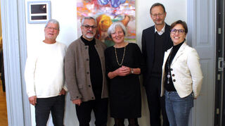 Freuen sich gemeinsam über die gelungene Vernissage (v.l.): Peter Prist (2. Vorsitzender Verein Kunst im Amtsgericht), Künstler Tigran Grigoryan, Andrea Gadamer (ehemalige Amtsleiterin), Amtsleiter Kai Günther und Kunshistorikerin Carolin Messelhäußer.