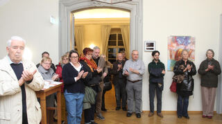 Zahlreiche Bürger sind zur Vernissage gekommen.