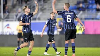 Malte Karbstein (r.) klatscht mit Torschütze Niklas Hoffmann ab.