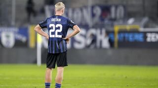 Ein Bild, das Bände spricht: Janne Sietan steht fragend auf dem Platz. Was ist gerade mit dem SV Waldhof los?