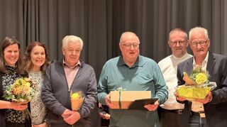 Freuten sich über die Ehrungen: Dirigentin Almut Fingerle-Krieger (v.l.), Vorsitzende Doris Weick, Gottfried Weick, Norbert Meyer, Dekan Uwe Lüttinger, Manfred Just.