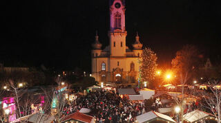 Der Marktplatz zwischen evangelischer Kirche (Bild), Stadthalle und Pestalozzi-Schule bildet die stimmungsvolle Kulisse für die Budenstadt des Hockenheimer Advents.