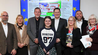 Voller Vorfreude auf den Weihnachtsmarkt: Dirk Tettenborn (HMV, v.l.), Birgit Rechlin (HMV), Oberbürgermeister Marcus Zeitler, das neue Hockenheimer Christkind Tamia Eckelt, Bürgermeister Matthias Beck, Petra Grabs, Frank Wettstein und Verena Raab.
