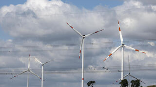 Mehr Wind- und Sonnenenergie, weniger Phasen, in denen die Gaskraftwerke angeworfen werden – die Börsenstrompreise sind auch deshalb gesunken.