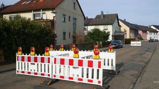 Hier geht erstmal nichts mehr: Wegen eines Lochs in der Fahrbahn ist die Oftersheimer Max-Planck-Straße zwischen Hilda- und Nansenstraße für Autos gesperrt. Fußgänger und Radfahrer kommen aber noch durch.