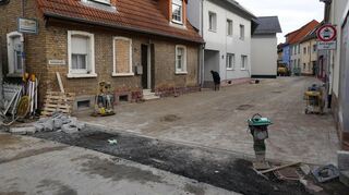 In der Sofienstraße wurde nach zahlreichen Defekten am Kanal die ganz große Lösung gewählt: In rund einem Jahr Bauzeit wurde nicht nur der komplette Untergrund neu angelegt, sondern auch die Straßenoberfläche neu gestaltet. Kommende Woche soll die Freigabe erfolgen, die Kreuzung zur Mozartstraße (vorne) wird für die finalen Asphaltarbeiten allerdings ab Montag, 24. November, noch einmal für zwei Tage gesperrt.