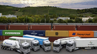 Prototypen des GenH2 Trucks von Daimler Truck nach der ersten Testphase im Neckarhafen Stuttgart.