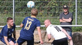 Dennis Geißelmann (r.) ist Onos dicht auf den Fersen.