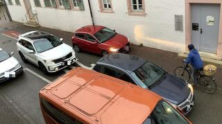 Für Radfahrer gibt es trotz des Radweges an der ohnehin engen Stelle teilweise kaum ein Durchkommen mehr.