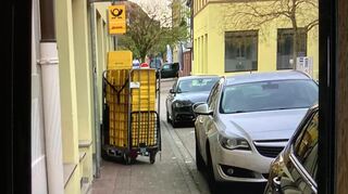 Auch die Fußgänger müssen auf die Straße ausweichen, wenn Paketrollbehälter den Gehweg versperren.