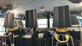 In der Feuerwache Schwetzingen ist eine neue Brandmeldeanlage installiert worden (siehe rot markierter Melder an der Decke).