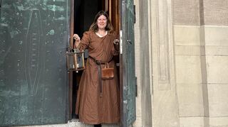 Nadine Grimmig lädt bei ihrer weihnachtlichen Führung zu einem Rundgang in die Hockenheimer Vergangenheit ein. Hier steht sie am Eingang der Kirche St. Georg.