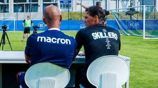 Kevin von Anhalt (r.) und Daniel Gordon beobachten das Casting im Schatten des Wildparkstadions.