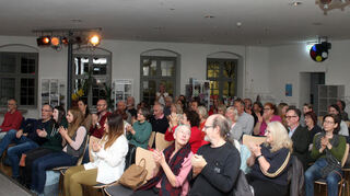 Viele sind zum Poetry-Slam in die Schwetzinger Stadtbibliothek gekommen.