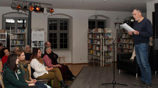 Slammer Dirk Gollnick ist einer von sieben Teilnehmern beim Poetry-Slam in der Stadtbibliothek. Dem Publikum gefällt’s.