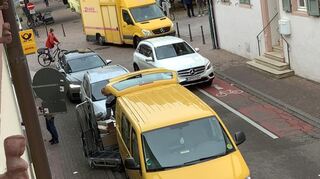 Vor dem DHL-Shop in der Heidelberger Straße wird es beim Be- und Entladen besonders eng. Dadurch entstehen immer wieder auch gefährliche Situationen.