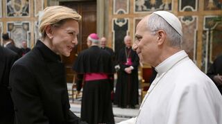 Papst Leo XIV. begrüßt Cate Blanchett während einer Sonderaudienz mit der Welt des Films.