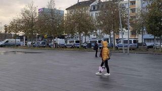 Die Polizei ist am Alten Meßplatz präsent.