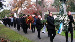 Hockenheims OB Marcus Zeitler (r.) und Bürgermeister Matthias Beck führen den Trauerzug auf dem Friedhof an.