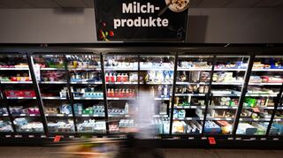 Im Geldbeutel bleibet mehr drin: Butter und Milch sind günstiger zu haben. (Archivbild)