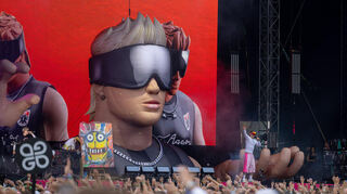 Ski Aggu versteht es, zusammen mit den Festivalbesuchern Gas zu geben.