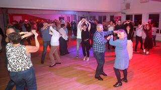 Weit mehr Paare als gefordert: Die Tanzschule Feil in Hockenheim nimmt am Bachata-Weltrekordversuch teil.