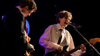 Sängerin Annabelle Müller und Gitarrist Ben Geldner von Nikra demonstrieren in der Alten Feuerwache, warum das Emo-Punkband-Quintett den Popländ Award als Live-Band zuerkannt bekommen hat.