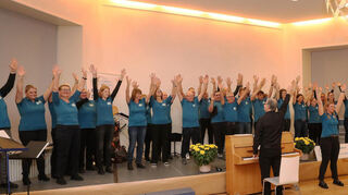 Den musikalischen Beitrag zum Ehrungsnachmittag steuert der AGV Belcanto unter der Leitung von Özer Dogan bei.