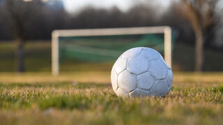 Unbekannte haben in der Nacht zum vergangenen Samstag Nägel und Schrauben auf dem Fußballplatz des SV Sandhofen in Mannheim verteilt (Symbolbild).