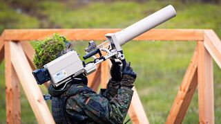 Die Bundeswehr hat die technischen Möglichkeiten zur Drohnenabwehr. Im Inland darf sie allerdings in Friedenszeiten nicht so ohne weiteres tätig werden. (Archivfoto)