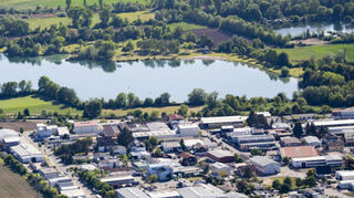 Ein Luftbild des Gewerbegebiets „Altreut“. Dort sollen die Standorte der Supermärkte Edeka und Penny weiter ausgebaut werden.