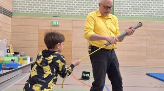 Wissenschaft mit Pfiff: Mit Jo Hecker (r.) können Schüler erleben, wie viel Spaß Physik macht, wenn sie mit Experimenten verbunden wird. Hier wird ein Überraschungsei in hohem Bogen durch die Turnhalle geschossen.