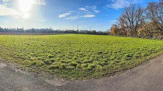 Hier soll für Tiefengeothermie gebohrt werden: Ackerflächen südlich des Wegs „Hallenbuckel“ zwischen B 36 und A 6.