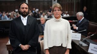 Ingo Bott, der Verteidiger von Christina Block, hat die Aussetzung oder Unterbrechung des Prozesses beantragt, woraufhin das Gericht fünf Verhandlungstermine aufgehoben hat.