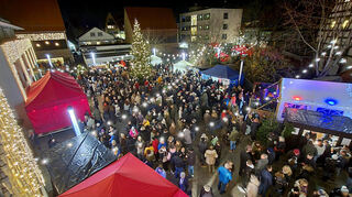 Das Foto zeigt den stimmungsvollen Weihnachtsmarkt in Heddesheim, den die Gemeinde seit mehreren Jahren veranstaltet.