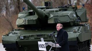 Verteidigungsminister Bois Pistorius bei der Präsentation des neuen Leopard 2 A8.