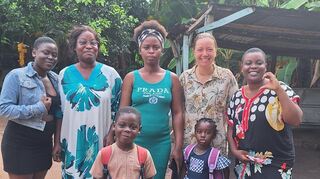 Nadine Johmann mit der Familie einer Schuldirektorin an der Elfenbeinküste.