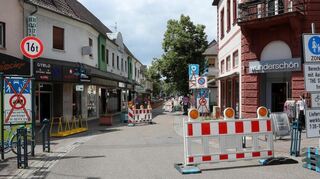 Auf die erste Testphase des autofreien oberen Abschnitts der Karlsruher Straße im Sommer 2025 soll eine zweite folgen, wenn die Brücke über den Kraichbach saniert wird. Das ist eine der Empfehlungen aus dem Projekt „The Städt“.