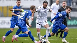 Pascal Testroet – hier von den Freibergern Marco Kehl Gomez (l.) und Lukas Laupheimer attackiert, fehlt dem SV Sandhausen in Frankfurt höchstwahrscheinlich.