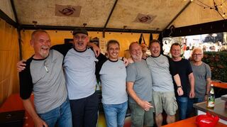 Ralf Gleissner (v. l.), Andreas Schließer, Uwe Boch, Stefan Mehlich, Thomas Kemptner im Hintergrund, Dean Faber, Stefan Hemmerich und Kuno Kneip packen als „Firebusters“ beim Festwochenende zum Jubiläum der Brühler Feuerwehr mit an.