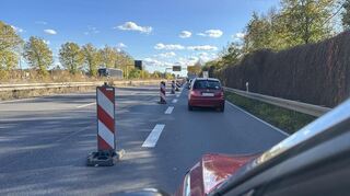 Autos stauen sich auf der mit Barken abgetrennten Abfahrt von der B36 in Richtung Brühl-Rohrhof.
