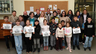 Die Grundschüler begleiten die Vorleser in ihre Klassenzimmer.