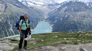 Markus Fuchs hoch überm See. Der Abwechslungsreichtum der Bergwelt fasziniert den 56-Jährigen, der seine nächste Tour schon plant.