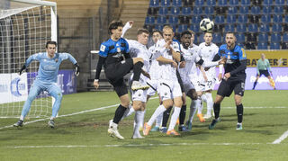 Viel los im Strafraum des SV Sandhausen, der sich schließlich in der 90. Minute das 0:1 fängt.